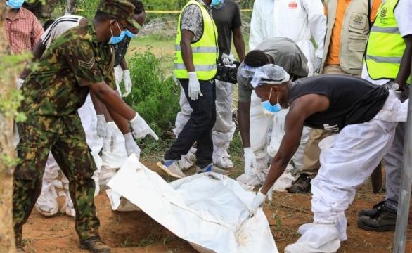 El hallazgo en Kenia de decenas de cuerpos de miembros de secta que se dejaron morir de hambre "para llegar al cielo"