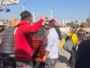 Blanco y Negro aplicó derecho de admisión a barristas de Colo-Colo que ingresaron cortejo fúnebre al Monumental