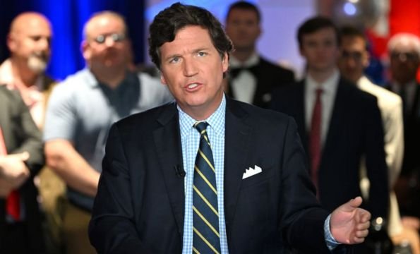 Cómo el presentador Tucker Carlson se convirtió con su estilo populista en la estrella de los conservadores en EE.UU.