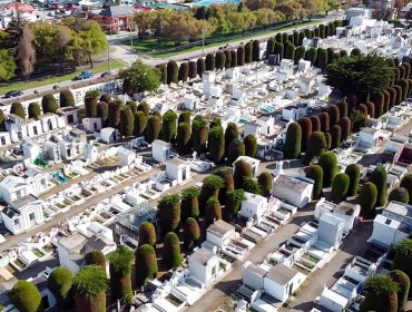 Encuentran urna con restos óseos de un bebé junto a un basurero en cementerio de Punta Arenas