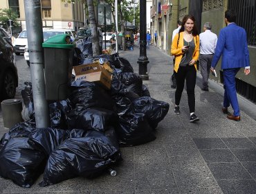 Recolectores de basura de Santiago realizaron paro de advertencia durante la madrugada para denunciar fallas en camiones