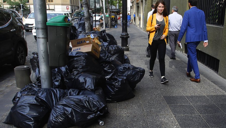 Recolectores de basura de Santiago realizaron paro de advertencia durante la madrugada para denunciar fallas en camiones