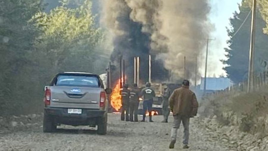 Desconocidos quemaron maquinaria y camiones estacionados en un terreno en Mulchén