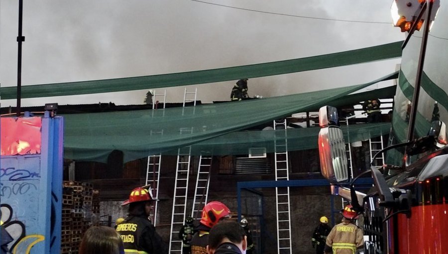 Incendio afectó a un cité del centro de Santiago: hubo desvíos y atochamientos