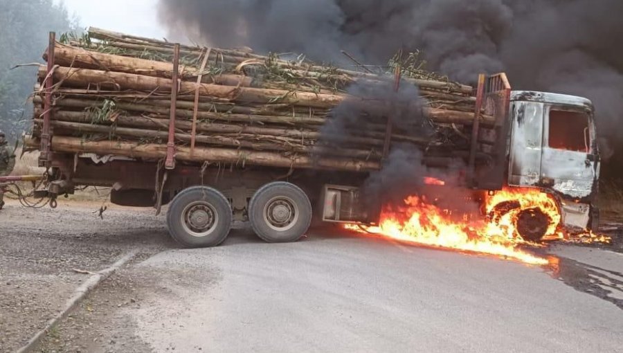 Encapuchados armados intimidaron a conductores y quemaron dos camiones en Collipulli