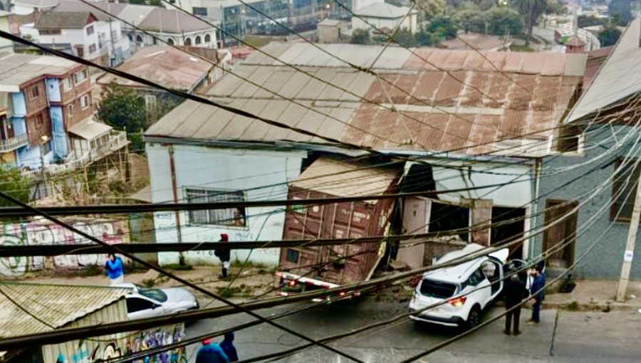 Camión que habría cortado sus frenos termina incrustado en una vivienda del cerro Cárcel de Valparaíso: también arrasó con un auto