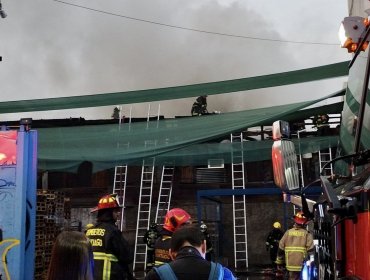 Incendio afectó a un cité del centro de Santiago: hubo desvíos y atochamientos