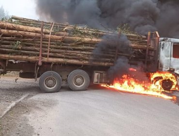 Encapuchados armados intimidaron a conductores y quemaron dos camiones en Collipulli