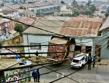 Camión que habría cortado sus frenos termina incrustado en una vivienda del cerro Cárcel de Valparaíso: también arrasó con un auto