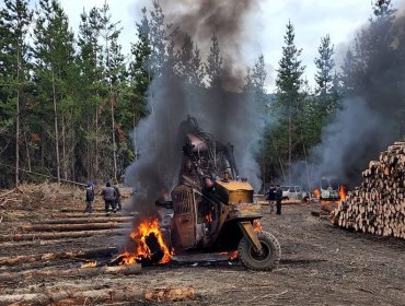 Ataque incendiario destruyó seis vehículos forestales en un sector rural de Padre Las Casas