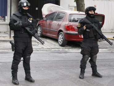 Detective de la Brigada de DD.HH. sufrió quemaduras por bomba molotov lanzada durante protesta universitaria en Providencia