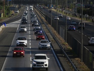Proyectan que cerca de 350 mil vehículos saldrán de la región Metropolitana este fin de semana largo