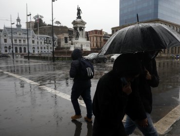 Meteorólogo asegura que sistema frontal "ha perdido su fuerza" y llegará con "precipitaciones menores" a Valparaíso