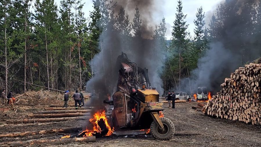 Ataque incendiario destruyó seis vehículos forestales en un sector rural de Padre Las Casas