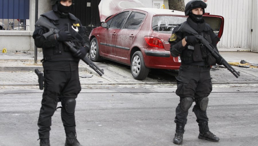 Detective de la Brigada de DD.HH. sufrió quemaduras por bomba molotov lanzada durante protesta universitaria en Providencia