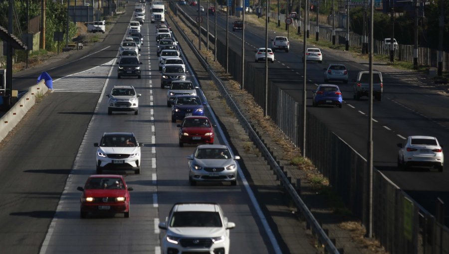 Proyectan que cerca de 350 mil vehículos saldrán de la región Metropolitana este fin de semana largo