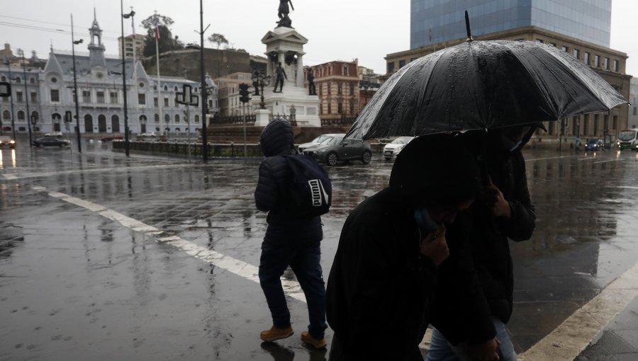 Meteorólogo asegura que sistema frontal "ha perdido su fuerza" y llegará con "precipitaciones menores" a Valparaíso