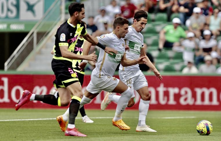 El Elche de Enzo Roco se niega a descender en La Liga tras golear 4-0 a Rayo Vallecano