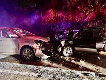 Dos lesionados deja colisión frontal de alta energía entre dos automóviles en Quellón