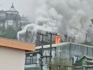 Incendio consumió una vivienda de dos pisos en el cerro Playa Ancha de Valparaíso