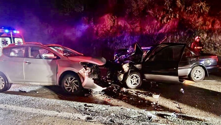 Dos lesionados deja colisión frontal de alta energía entre dos automóviles en Quellón