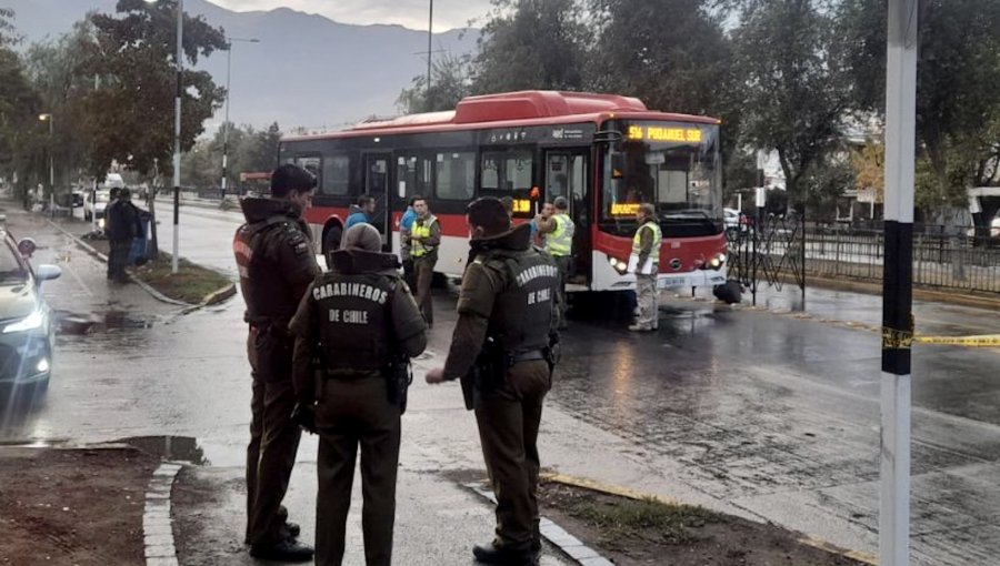 Hombre muere atropellado por bus del transporte público tras cruzar en paso no habilitado en la Av. Grecia de Peñalolén