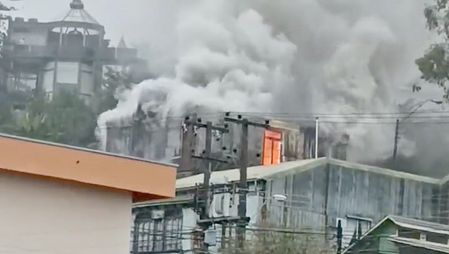 Incendio consumió una vivienda de dos pisos en el cerro Playa Ancha de Valparaíso