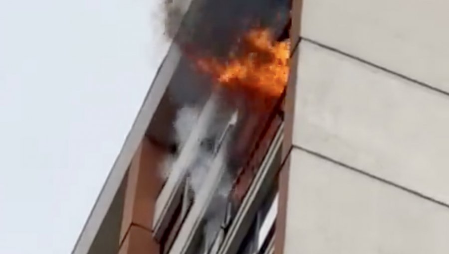 Incendio afectó al piso 20 de un edificio del centro de Santiago: unos 30 vecinos debieron ser evacuados