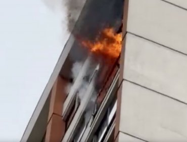 Incendio afectó al piso 20 de un edificio del centro de Santiago: unos 30 vecinos debieron ser evacuados