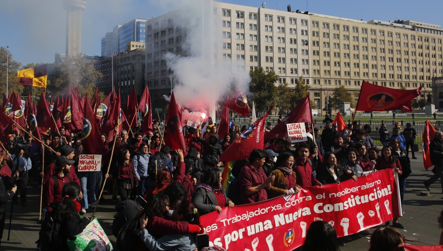 Se registran incidentes en medio de marcha por el Día del Trabajador en Santiago