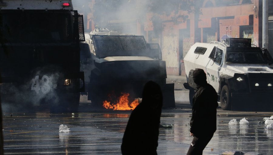 Detenidos por el día del trabajador: Manifestante apuntó con un arma a funcionario de Carabinero