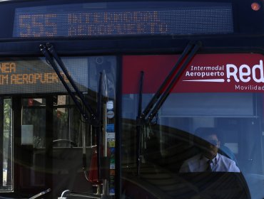 Bus del sistema RED y vehículo menor chocaron en el centro de Santiago