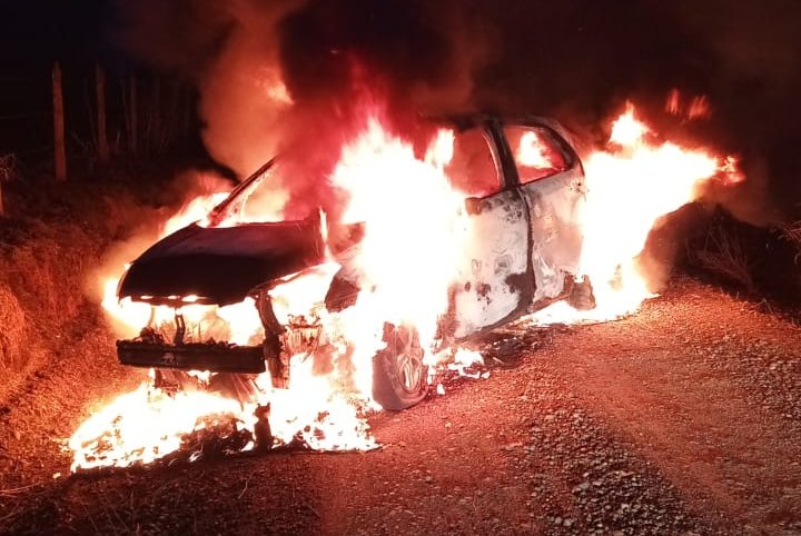 Una casa y un vehículo destruído deja ataque en La Araucanía: hallan lienzo exigiendo libertad de acusado del crimen de suboficial Nain