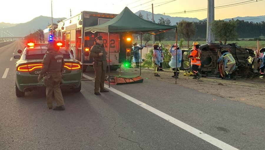 Dos personas murieron tras choque de camioneta contra una palmera en autopista Acceso Sur de Puente Alto