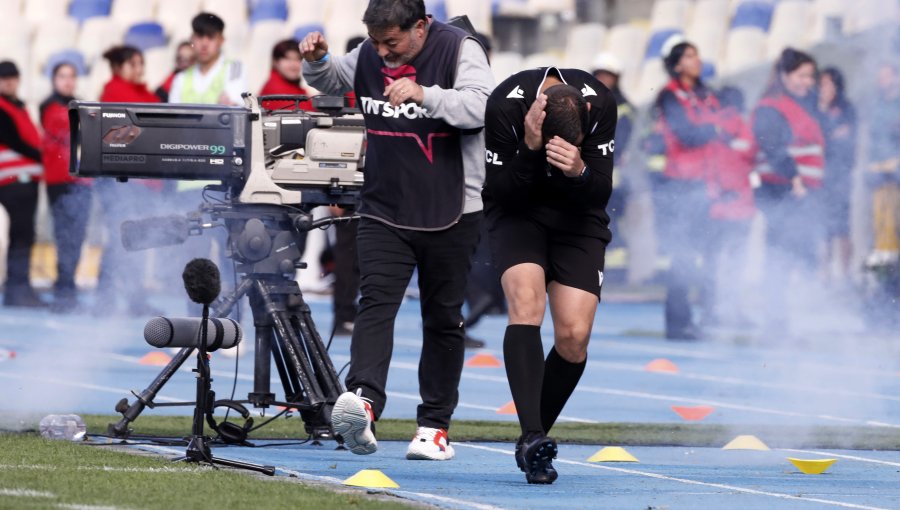 Camarógrafo agredido en el clásico: "De la U no se me acercó nadie, me ayudó el cuerpo médico de la UC"