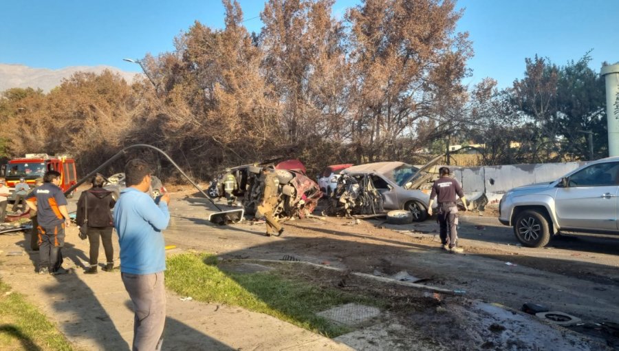 Camión colisiona contra 12 vehículos y deja dos personas en riesgo vital en Peñalolén: otras 12 resultaron lesionadas