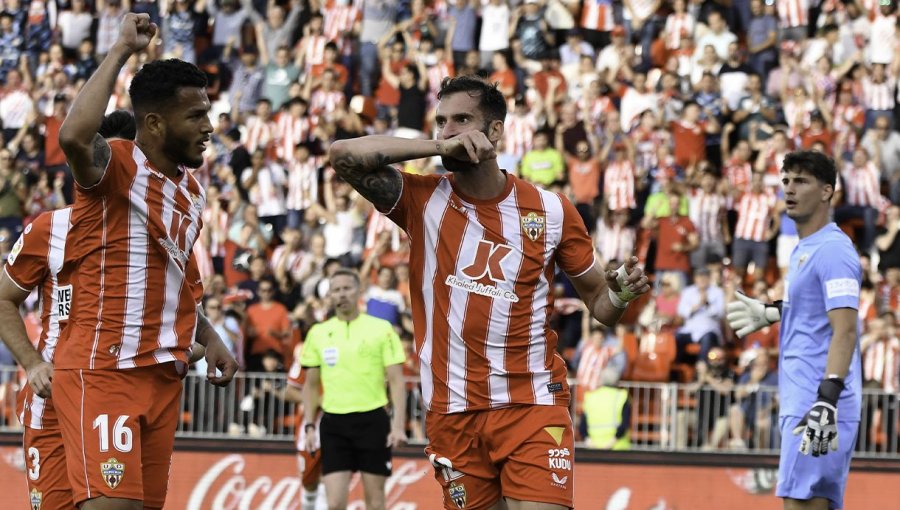 Enzo Roco vio desde el banco de suplentes la derrota que consumó el descenso del Elche en España