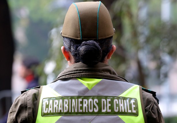 En libertad vigilada quedó carabinera que golpeó y provocó un aborto a una mujer en comisaría de Santiago