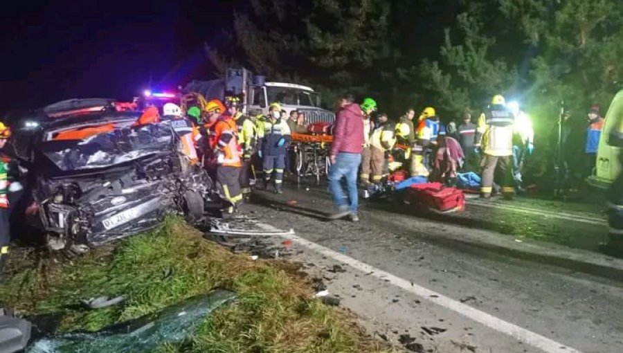 Cinco fallecidos y cuatro lesionados deja colisión de alta energía entre dos vehículos en ruta hacia Fresia