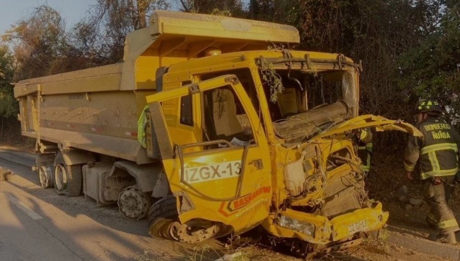 Con arresto domiciliario quedó conductor de camión que chocó a 9 vehículos en Peñalolén