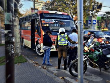 Microbusero de la línea 606 fue detenido por conducir bajo la influencia del alcohol en Viña del Mar: choque y actuar errático lo delató