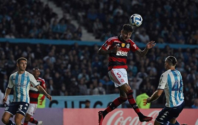 Erick Pulgar aportó con una asistencia en intenso empate entre Flamengo y Racing por Copa Libertadores