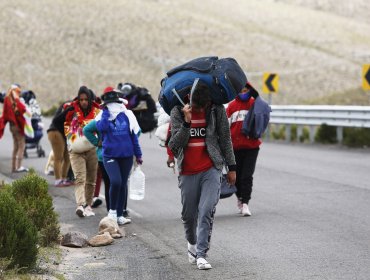 Alcalde de Colchane alerta de decenas de migrantes varados en la frontera que estarían intentando cruzar a Bolivia