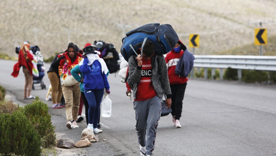 Alcalde de Colchane alerta de decenas de migrantes varados en la frontera que estarían intentando cruzar a Bolivia