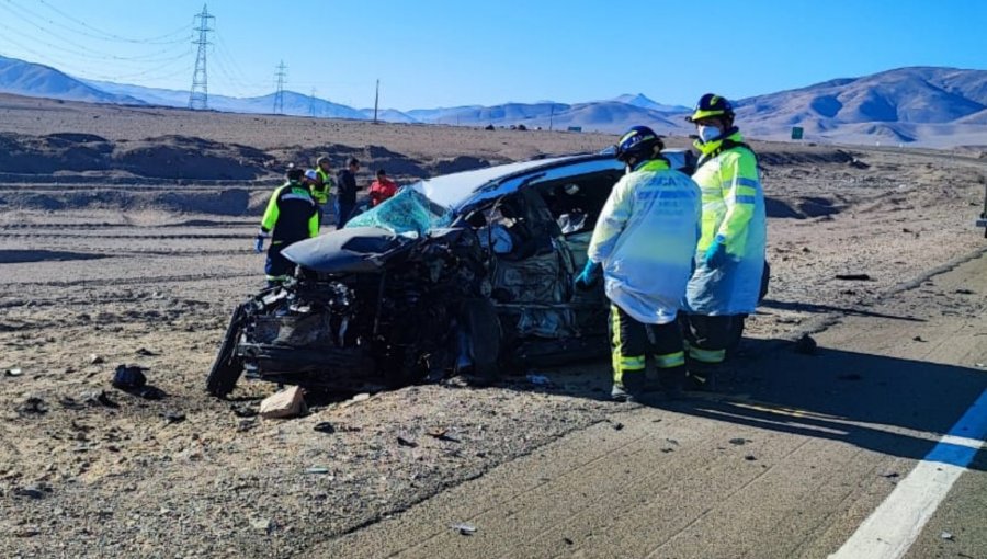 Cuatro personas fallecidas dejó choque frontal entre un camión y un automóvil en Antofagasta
