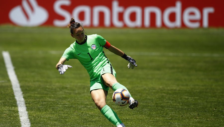 Christiane Endler hizo potente crítica al fútbol femenino en Chile y confesó que "me he cuestionado venir a jugar"
