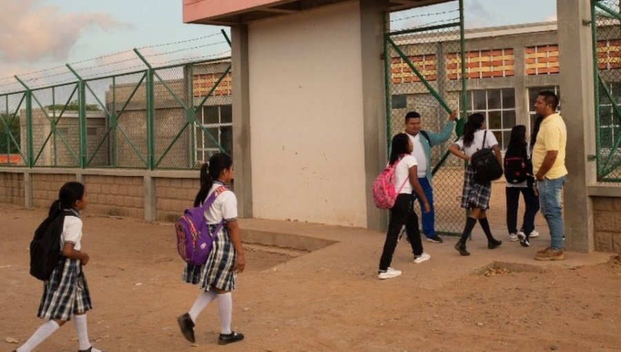 Los niños venezolanos que cruzan diariamente la peligrosa frontera con Colombia para ir a la escuela