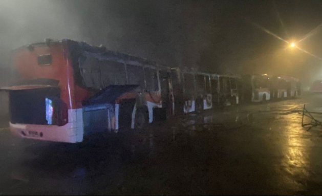 Dos buses RED terminaron destruidos y otro quedó con daños tras incendio en terminal de Maipú