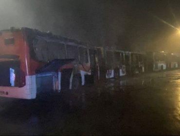 Dos buses RED terminaron destruidos y otro quedó con daños tras incendio en terminal de Maipú