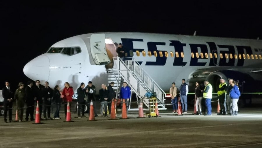 115 venezolanos abordaron avión en Arica para retornar a su país: hubo retenidos por situaciones pendientes con la justicia chilena